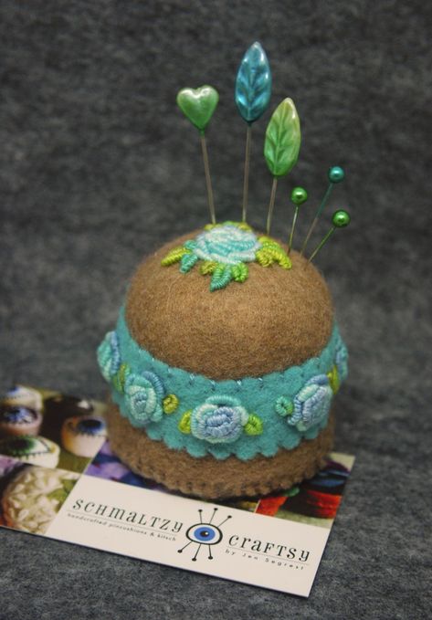 Spring Flower Pincushions, A Finish E4E Diy Pin Cushion, Felt Pincushions, Sewing Pins, Quilter Gifts, Pin Cushions Patterns, Needle Books, Recycled Bottle, Needle Holder, Easy Stitch