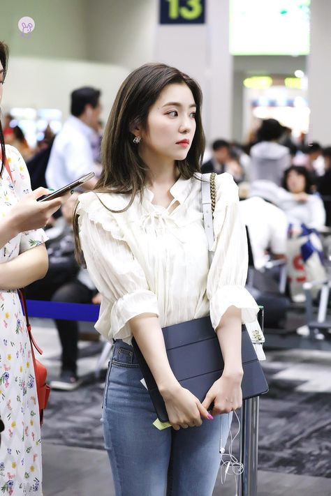 Irene Bae, Bright Outfits, Velvet Clothes, Asian Babies, Everyday Fashion Outfits, Red Velvet Irene, Airport Fashion, At The Airport, Velvet Fashion