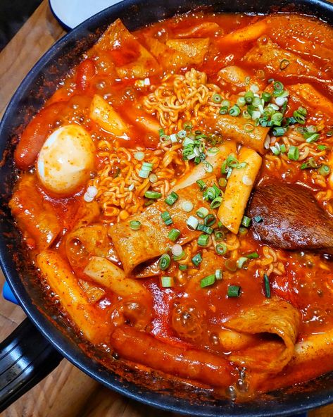 Ramen Tteokbokki, Korean Tteokbokki, Korean Kitchen, Korea Food, Gochujang Sauce, Korean Street Food Recipes, Spicy Rice, Cheat Meal, Savory Sauce