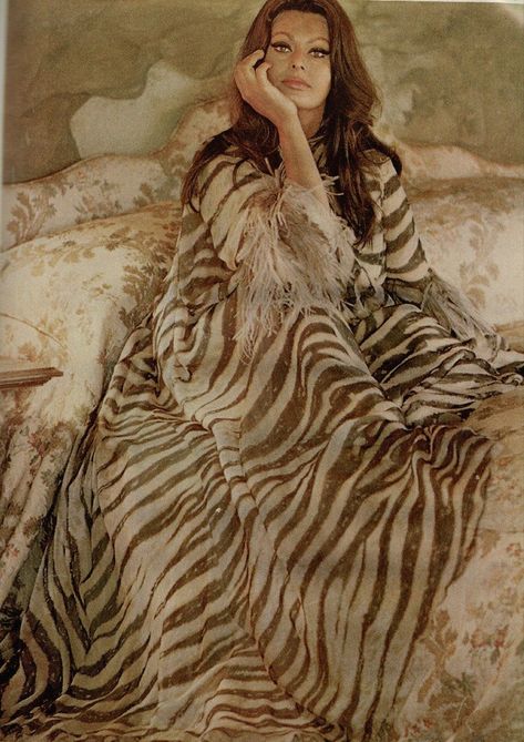 Sophia Loren sits on a bed wearing a voluminous white and black stripe kaftan Anouk Aimee, Patti Hansen, Sofia Loren, Lauren Hutton, Italian Beauty, Va Va Voom, Sophia Loren, Vintage Glamour, Vintage Hollywood