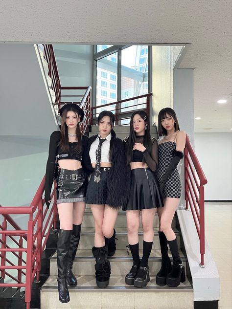 Korean School Outfits, Race Outfit, Girl Friendship, Friend Poses, Japanese Street Fashion, Kpop Fashion Outfits, I Love Girls, Girl Bands, Kpop Outfits