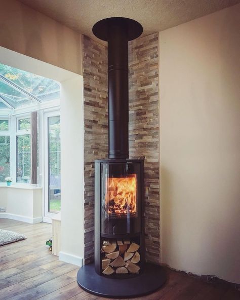 Corner Log Burner, Modern Log Burners, Wood Burning Stove Corner, Corner Wood Stove, Wood Burner Stove, Corner Stove, Living Pequeños, Garden Room Interiors, Wood Burner Fireplace