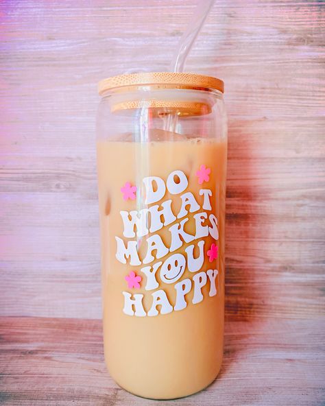 Glass Tumbler Design, Beer Glass Can, Cute Coffee Cups, Diy Glass Bottle Crafts, Pretty Mugs, Coffee Cup Design, Pretty Cups, Diy Cups, Glass Bottle Crafts