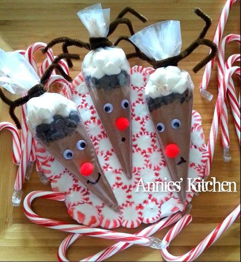 Cute Craft Ideas, Chocolate Reindeer, Reindeer Diy, Reindeer Hot Chocolate, Red Pom Poms, Cute Craft, Make Someone Smile, Christmas Goodies, Appreciation Gifts