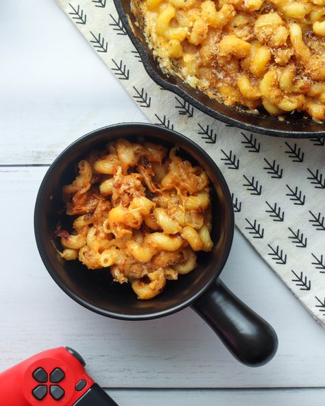 Don’t get me wrong – I love a bowl of good ol’ mac and cheese but I’ve always wondered if I could do something to break up the richness of the cheese with a kick of spice or acid. And then, the idea presented itself to me – why not add kimchi?! Voila, we end up with a delightful kimchi mac and cheese, where the fermented duo of cheese and kimchi balance each other beautifully and result in a flavor explosion on your tongue. #macandcheese #kimchimacandcheese Korean Vegetarian Recipes, Vegetarian Brunch Recipes, Korean Beef Recipes, Easy Korean Recipes, Vegetarian Brunch, Vegan Kimchi, Mac And Cheese Bites, Korean Side Dishes, Spicy Chicken Recipes