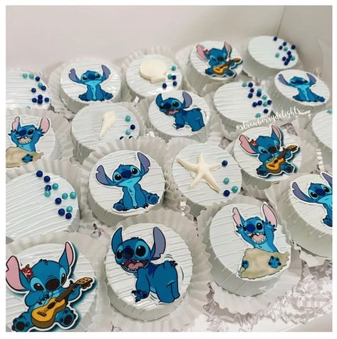 Stitch Cakesicles, Stitch Birthday Treats, Lilo And Stitch Treats, Lilo And Stitch Cake Pops, Stitch Cupcakes Ideas, Stitch Cake Pops, Lilo And Stitch Cupcakes, Stitch Treats, Stitch Desserts