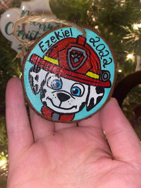 Painted Round Ornaments, Paw Patrol Ornaments, Ornaments Painting, Diy Ornaments, Christmas Wood Crafts, Wood Slice Ornament, Wooden Ornament, Painted Ornaments, Round Ornaments