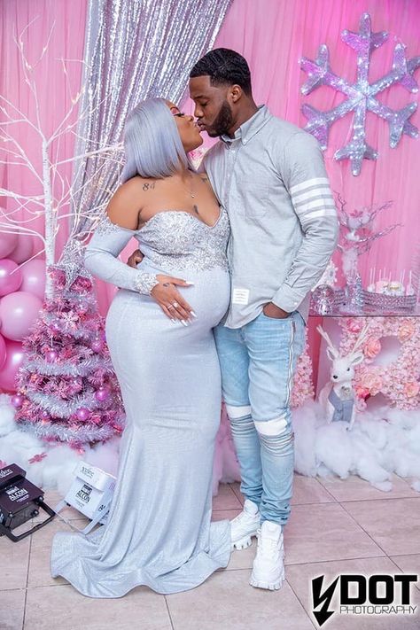 Winter Themed Maternity Shoot, Winter Wonderland Maternity Photoshoot, Gender Reveal Outfit, Maternity Shoot Outfit, Summer Pregnancy Outfits, Winter Baby Shower Themes, Maternity Photography Poses Couple, Maternity Dresses For Baby Shower, Maternity Photoshoot Outfits