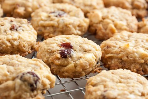 white chocolate cranberry oatmeal cookies Bran Buds, Cranberry Oatmeal Cookies, Cranberry Oatmeal, White Chocolate Cranberry Cookies, Oatmeal Cranberry Cookies, Chocolate Cranberry, Bran Muffins, White Chocolate Cranberry, Cranberry Cookies