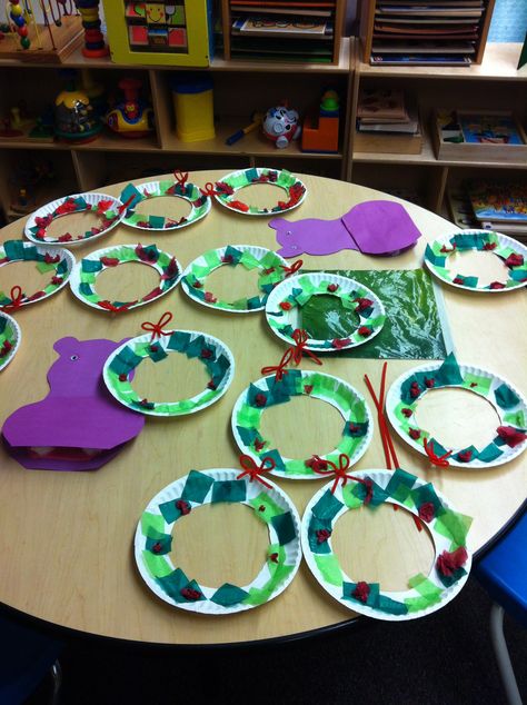 classroom preschool christmas wreath Preschool Christmas Wreath, Christmas Craft Early Years, Christmas Decorations Eyfs, Eyfs Christmas Decorations, Christmas Displays Eyfs, Ks1 Christmas Crafts, Elf Activities For Toddlers, Classroom Christmas Craft, Paper Plate Wreath