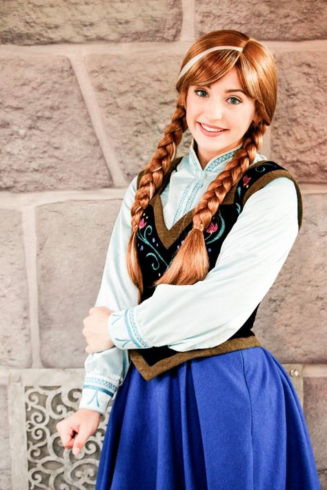 Anna Face Character, Frozen Braid, Princess Poses, Disneyland Face Characters, Era Medieval, Elsa Face, Princess Photoshoot, Disney Royalty, Elsa Cosplay