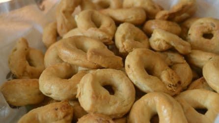 Taralli pugliesi, fragranti e buonissimi: ecco come prepararli in casa Bread Head, Onion Rings, Pasta Recipes, Baked Goods, Italian Recipes, Crackers, Appetizer, Baking Recipes, Cooking Recipes