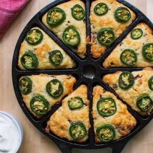 Bacon Cheddar Cornbread, Lodge Cast Iron Recipes, Lodge Recipes, Basic Cornbread Recipe, Jalapeño Bacon, Iron Skillet Cornbread, Pan Cornbread, Jalapeno Bacon, Cornbread Recipes