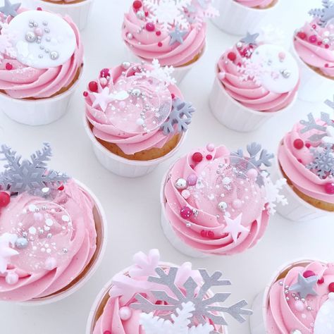 Winter Onederland Party Cupcakes, Pink Christmas Cupcakes, Christmas Themed Treats, Pink Friendsmas, Winter Themed Cupcakes, Pink Winter Wonderland Party, Onederland Cake, Winter Onederland Cake, Winter Cupcakes