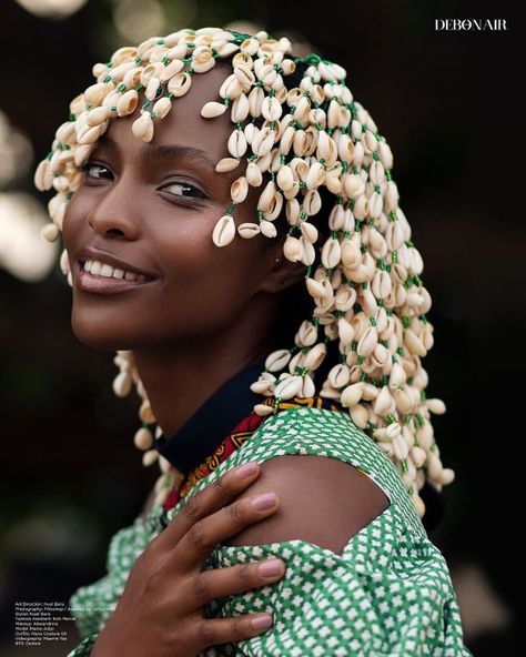 The cowries in the old days were used as a medium of échange. It’s also believed that it brings Money, Luck and prosperity. It was used as money for trading in Africa countries centuries Back.  Women... Cowrie Shell Hair, Art Goddesses, Shell Hair Accessories, Beaded Clothing, Hair Afro, Women Issues, Afro Punk, Old Days, The Old Days