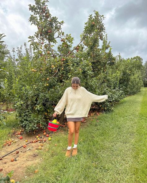 Apple Picking Inspo Pics, Fall Outfits For Apple Picking, Cider Mill Photoshoot, Apple Picking Instagram Pictures, Apple Picking Poses, Apple Picking Outfit Fall Casual, Fall Instagram Pictures Aesthetic, Apple Orchard Aesthetic, Apple Picking Photoshoot