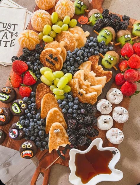 Halloween Food Ideas Breakfast, Kid Halloween Charcuterie Board, Breakfast Halloween Ideas, Halloween Brunch Food Ideas Party, Halloween Sweets Board, Fun Charcuterie Boards, Halloween Treat Board Ideas, Halloween Birthday Brunch, Pumpkin Carving Food Ideas