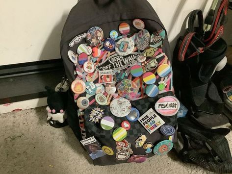 Backpacks With Pins, Backpack With Pins, Backpack Ideas, Decorated Bags, Inside My Bag, Bag Pins, Backpack Decoration, Yokai Watch, Diy Buttons