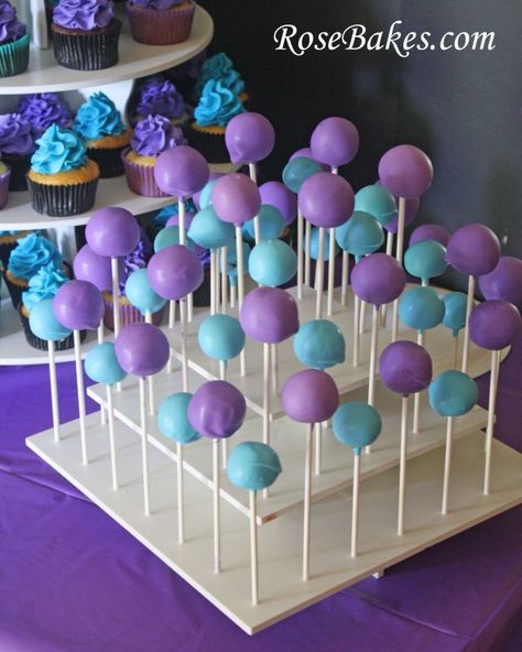 Gender Reveal Purple And Blue, Purple And Blue Gender Reveal Ideas, Blue And Purple Birthday Party, Purple Party Foods, Purple Cake Pops, Birthday Cake Cupcakes, Blue Cake Pops, Violet Cakes, Cake Purple