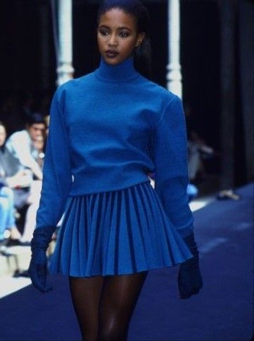 Naomi Campbell Winter Outfits, Fall Dresses Elegant, Naomi Campbell Alaia, Naomi Campbell 90s Outfit, Naomi Campbell Runway 90s, Satc Outfits Winter, Naomi Campbell Outfits, 1990 Runway, Alaia Runway