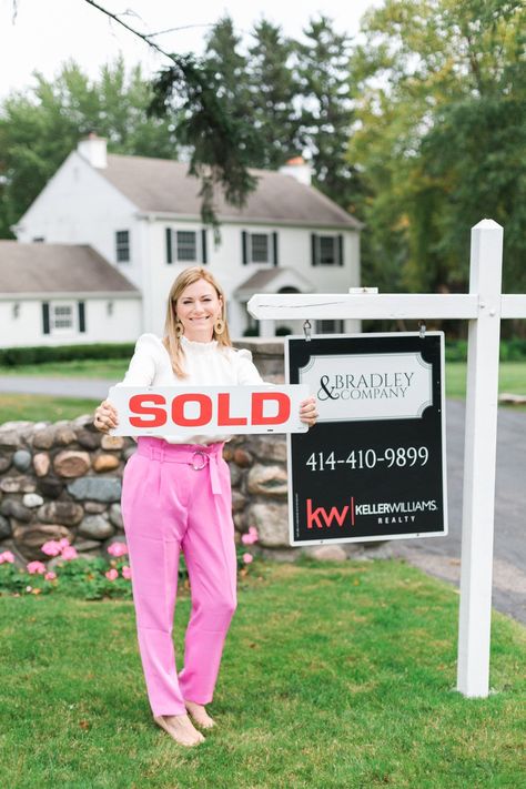 Luxury Real Estate Agent Photoshoot, Real Estate Agent Aesthetic Women, Real Estate Headshots Women, Real Estate Photoshoot Ideas, Real Estate Agent Photos, Real Estate Branding Photography, Real Estate Agent Photoshoot, Realtor Branding Ideas, Agent Photoshoot