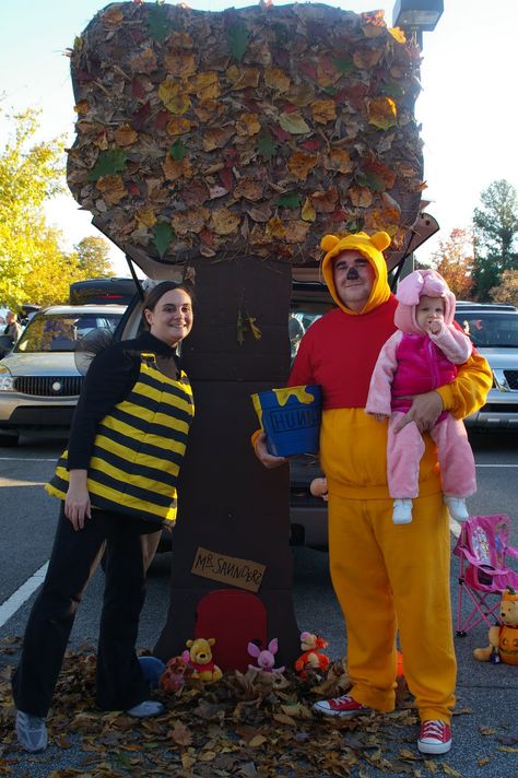 Winnie the Pooh trunk or treat from http://brianandkimgray.blogspot.com/2010/10/trunk-or-treat.html?m=0 Pooh Trunk Or Treat, Winnie The Pooh Trunk Or Treat, Church Trunk, Fall Festival Games, Trunk Or Treat Ideas, Trick Or Treat Costume, Halloween Board, 1st Halloween, Fall Fest