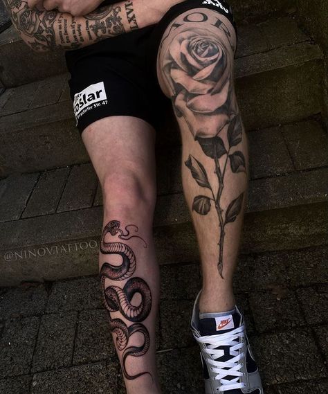 Rose Knee Tattoo Men, Knee Pit Tattoo, Rose Knee Tattoo, Rosé Legs, Tattoo Fixes, Tattoo Perna, Knee Tattoos, Dice Tattoo, Cross Tattoo For Men