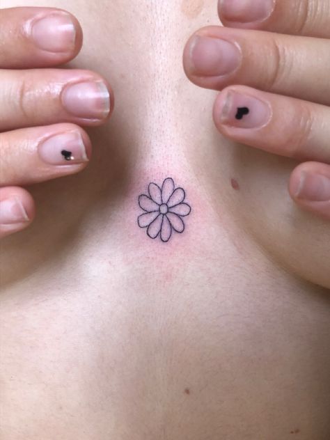 Daisy Tattoo Cartoon, Daisy Finger Tattoo Simple, Daisy Tattoo Aesthetic, Daisy Stick And Poke, Mini Daisy Tattoo, Daisy Tattoo Small, Small Daisy Tattoo, Daisy Tattoos, Hip Tattoo Small