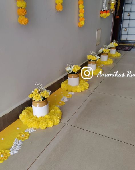 Welcoming Ganpati Bappa into our hearts and home with love and festive decor. Adorning the entrance with a lush Banana leaf Toran and a bright yellow-themed Rangoli, adding a touch of nature and warmth to his arrival. #GanpatiBappaMorya #BananaLeafDecor #YellowThemeDecor #FestiveVibes #GanpatiDecoration #NatureInspiredDecor #DivineDecor #EcoFriendlyDecor #GanpatiAtHome #TraditionalDecor #RangoliDesign #BananaLeafToran #GaneshChaturthiCelebration #HomeDecorIdeas #FestiveColors Home Rangoli Design, Diwali Home Entrance Decor, Diwali Entrance Decorations, Entrance Rangoli Designs, Haldi Decoration Ideas At Home Simple Diy, Diwali Theme Rangoli, Diwali Entrance Decor, Welcome Rangoli Design Entrance, Welcome Decoration Ideas Home Indian