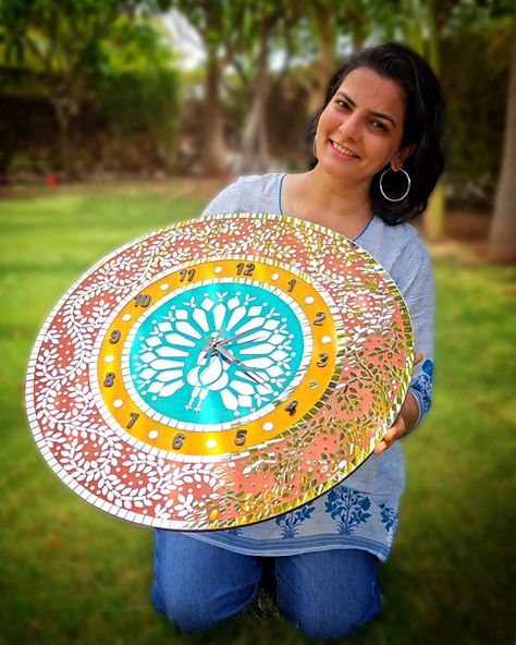 Peacock Mirror Mosaic Clock" Check out this stunning Clock I recently crafted for Nisha ji from Kerala 😊 Sundar🤩 isn't it??☺️ Inspired by its beauty?🤩 Join my exclusive online Mirror Mosaic Masterclass batch#13 where I'll teach you everything from the basics to advanced techniques in mosaic art🧑‍🎨 I'll guide you through every step of the process, from choosing the right materials to creating intricate patterns and designs😊 With experience from 12 online batches and over 1600 students glo... Mosaic Clock, Mirror Mosaics, Lippon Art, Peacock Mirror, Mosaic Art Diy, Lippan Art, Mirror Wall Clock, Mosaic Mirror, Mirror Mosaic