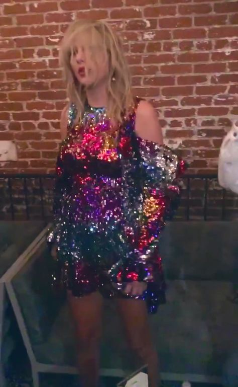 Taylor dancing to YNTCD last night at her party Vs Taylor Swift, Copper Brunette, Brunette Hair Color Ideas, Oscars After Party, Revealing Dress, Alex Morgan, Taylor Swift Funny, Teen Choice Awards, Swift 3