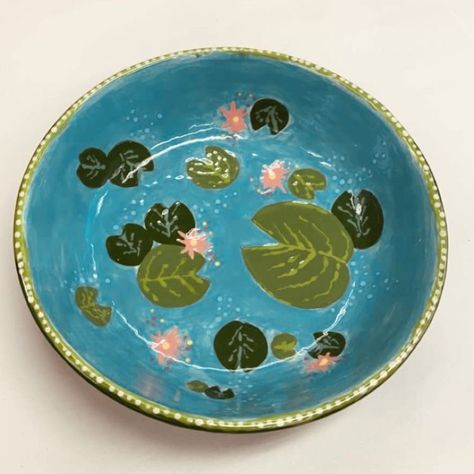 Cool Bowl Designs, Clay Tray Pond, Ceramic Art Bowl Design, Pottery Bowl Inspo Paint, Pretty Ceramic Bowls, Pretty Bowls Ceramics, Pond Pottery Painting, Cool Ceramic Bowls, Bowl Pottery Design