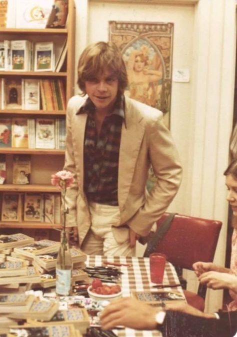 Young Mark Hamill on Star Wars promotional tour 1977 Mark Hamill 70s, Young Mark Hamill, Mark Hamill Young, Space Gender, Mark Hamill Luke Skywalker, Star Watching, Luke Leia, Luke Luke, Star Wars Cast