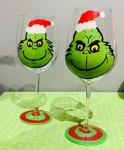 Grinch Painted Wine Glasses Christmas, Wedding Glasses Diy, Wine Glasses Christmas, Happy Daisy, Daisy Art, Wine Mom, Christmas Grinch, Glass Bottles Art, Painted Wine Glasses