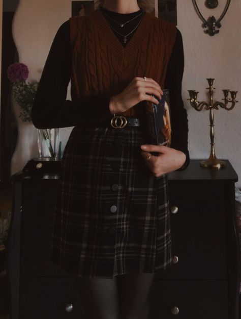 Library Chic Fashion, Dark Academia Aesthetic Feminine, Office Dark Academia Outfit, 2000s Dark Academia, Dark Academia 2023, Dark Academia Office Outfit, Darkest Academia Fashion, Maroon Dark Academia, Dark Academia Goth Outfit