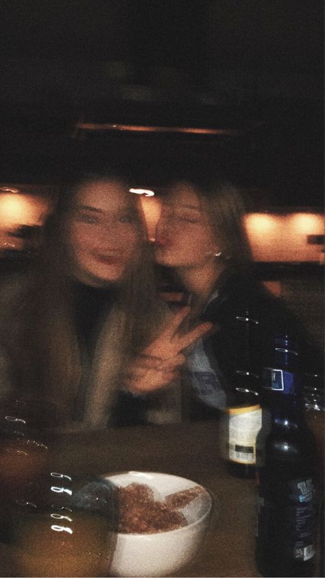 Restaurant Poses, Besties Photoshoot, Bff Night, Drunk Friends, Restaurant Pictures, Sisters Photoshoot Poses, Sister Poses, Lay Photo, Cute Sister