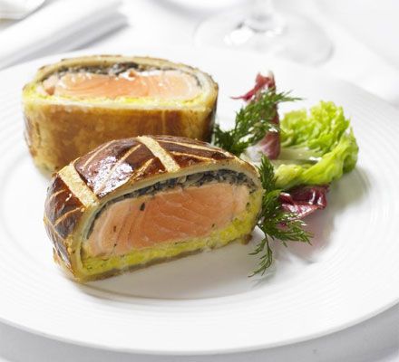 Salmon en croute Gordon Ramsay Salmon, Salmon En Croute Recipe, Gorden Ramsay, Salmon En Croute, Gordon Ramsey Recipes, Asian Seafood, Nye Dinner, Autumn Picnic, Pastry Dishes