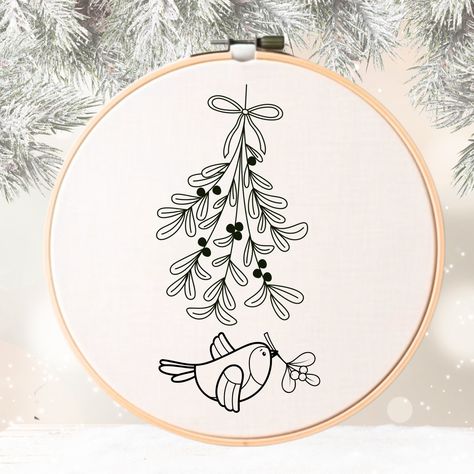 Free Christmas Tree Embroidery Patterns, Embroidery Template Christmas, Embroidery Mistletoe, Christmas Embroidery Wreath Pattern, Yule Embroidery Pattern, Mistletoe Wreath Embroidery, Cute Hand Embroidery, Christmas Embroidery Mistletoe, Mistletoe Pattern