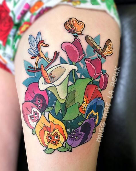 The Flowers (x6) [feat. bread & butterflies (x2) & a rocking horsefly] (Tattoo by MissMaeTattoo @Facebook) #AliceInWonderland Disney Halloween Tattoos, Cosmic Tattoos, Vintage Tattoo Sleeve, Vintage Flower Tattoo, Alice And Wonderland Tattoos, Alice In Wonderland Flowers, Wonderland Tattoo, Harry Potter Tattoos, Geniale Tattoos