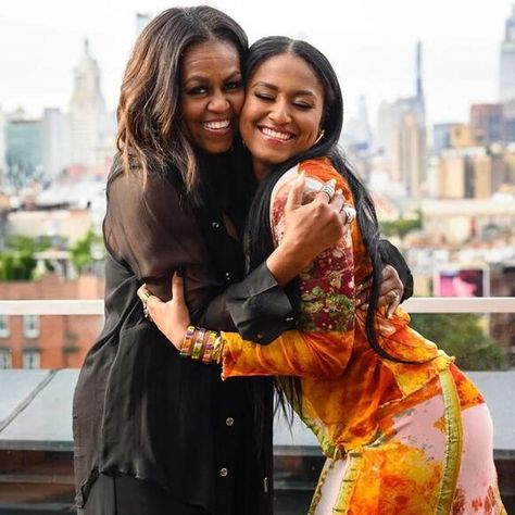 Dj Steve Aoki, Obama Daughter, Malia And Sasha, Rainbow Heels, Parenting Daughters, Sasha Obama, Malia Obama, Famous Moms, Hoda Kotb