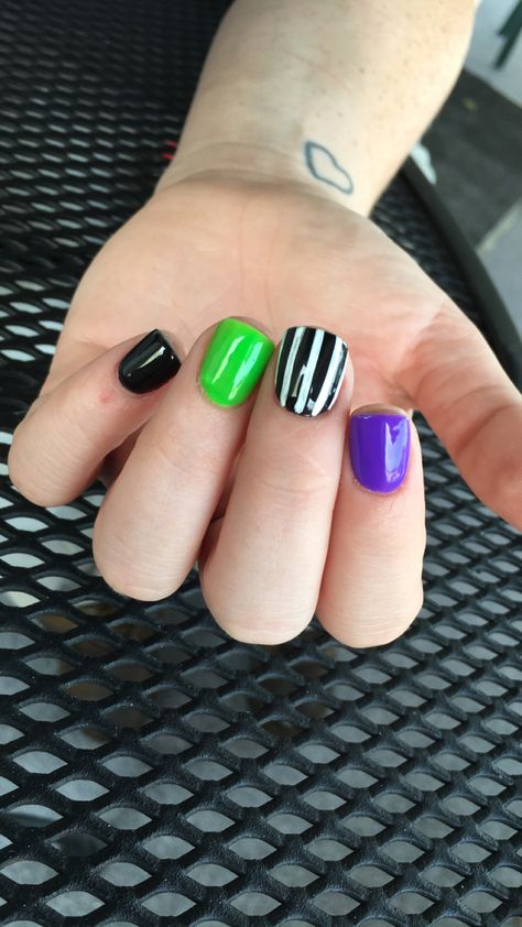 Halloween Color Nails Simple, Bettle Juice Nail Ideas Short, Simple Bettle Juice Nails, Bettel Juice Nail, Short Beetlejuice Nails Simple, Gel Nail Designs For Halloween, Beetlejuice Gel Nails, Beetleguese Nails, Kid Gel Nails Ideas