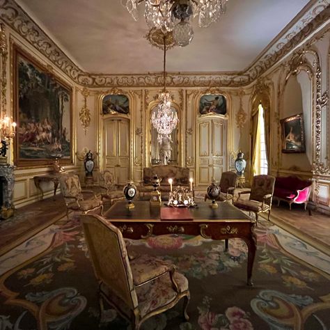 1800s Aesthetic House, 1800s House Interior, Ball Room Aesthetic, Victorian Mansion Interior, Royal Office, 1800s House, Classic House Interior Design, 17th Century House, Mansion Bedroom