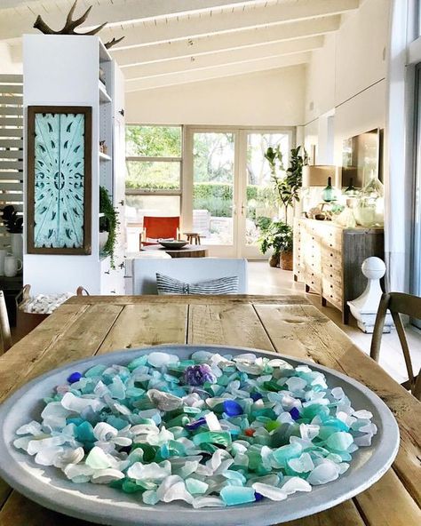 How To Use Your Beach Finds Around Your Home (and keep the beach vibes going all year long!) Sea Glass Display, Florida Beach House Decor, Beach Home Interiors, Beach Crafts Diy, Sea Glass Decor, Family Cottage, Florida Beach House, Bookshelf Inspiration, Beach Finds