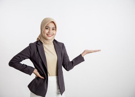 Lady Poses, Corporate Headshots Women, Pose Poster, Wearing Hijab, Woman Entrepreneur, Headshots Women, Photo Woman, Corporate Attire, Muslim Fashion Hijab Outfits