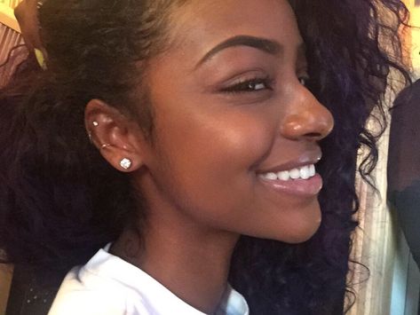 Ear Piercings Chart, Justine Skye, Pretty Ear Piercings, Piercings For Girls, Dark Skin Women, Piercing Tattoo, Girls Makeup, Brown Skin, Ear Piercings