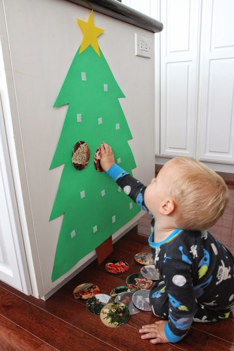 Maluchy Montessori, Photo Christmas Tree, Diy Jul, Alternative Christmas, Alternative Christmas Tree, Christmas Tree Crafts, Preschool Christmas, Photo Christmas, Toddler Christmas