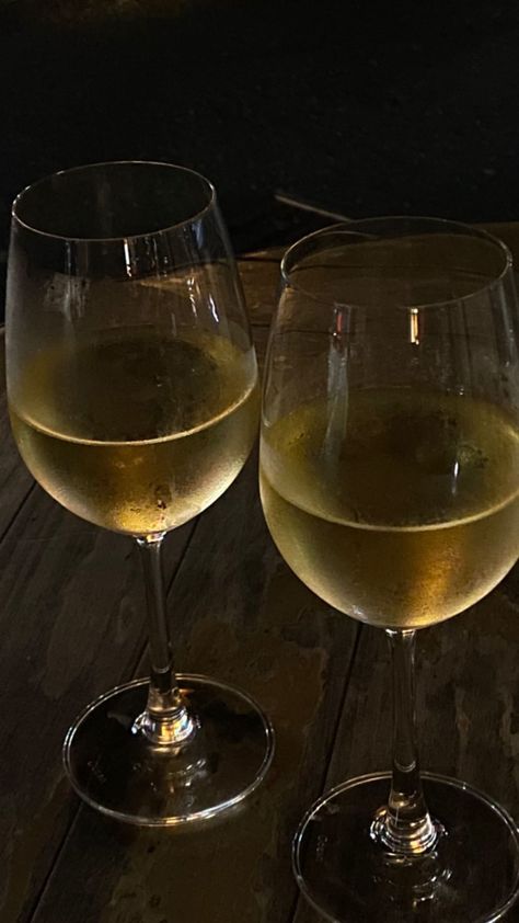 #story #yummy White Wine Aesthetic Night, Wine Snap, Wine Glass Aesthetic, Wine Dinner, Alcohol Aesthetic, Pretty Drinks, Manifestation Board, Wine Cocktails, Snap Food