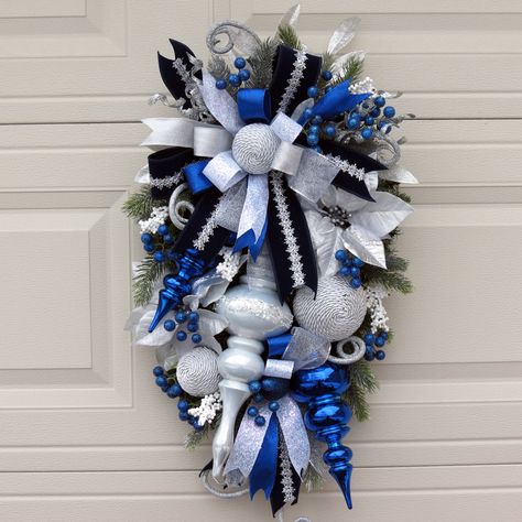 Christmas wreath, Winter wreath, Blue and silver wreath, Frosted wreath, Christmas swag, Couronne de Noël Hanukkah Wreath Ideas, Walking In Winter, Blue Christmas Wreath, Blue And White Christmas, Christmas Flower Decorations, Winter Swag, Silver Baubles, Silver Wreath, Snowflake Wreath