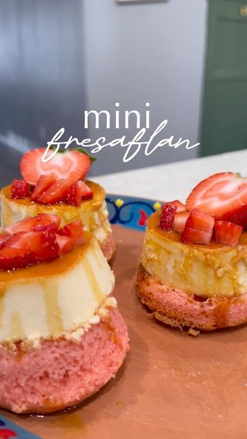 Strawberry Chocoflan, Strawberry Flan Recipe, Strawberry Flan Cake, Strawberry Flan Cake Recipe, Mini Flan, Fresa Flan Cake, Mini Strawberry Cheesecake Recipes, Mini Chocoflan Cupcakes, Strawberry Shooters Mini Desserts