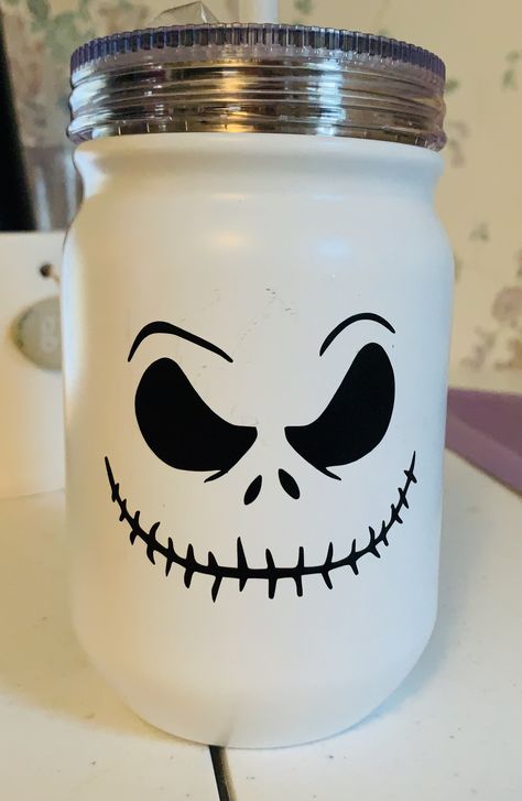 Decorated Mason Jars For Christmas, Cute Jack Skellington, Mason Jar Cup, Diy Seasonal Decor, Mason Jar Art, Christmas Mason Jars Diy, Christmas Candles Diy, Halloween Jars, Mason Jar Cups